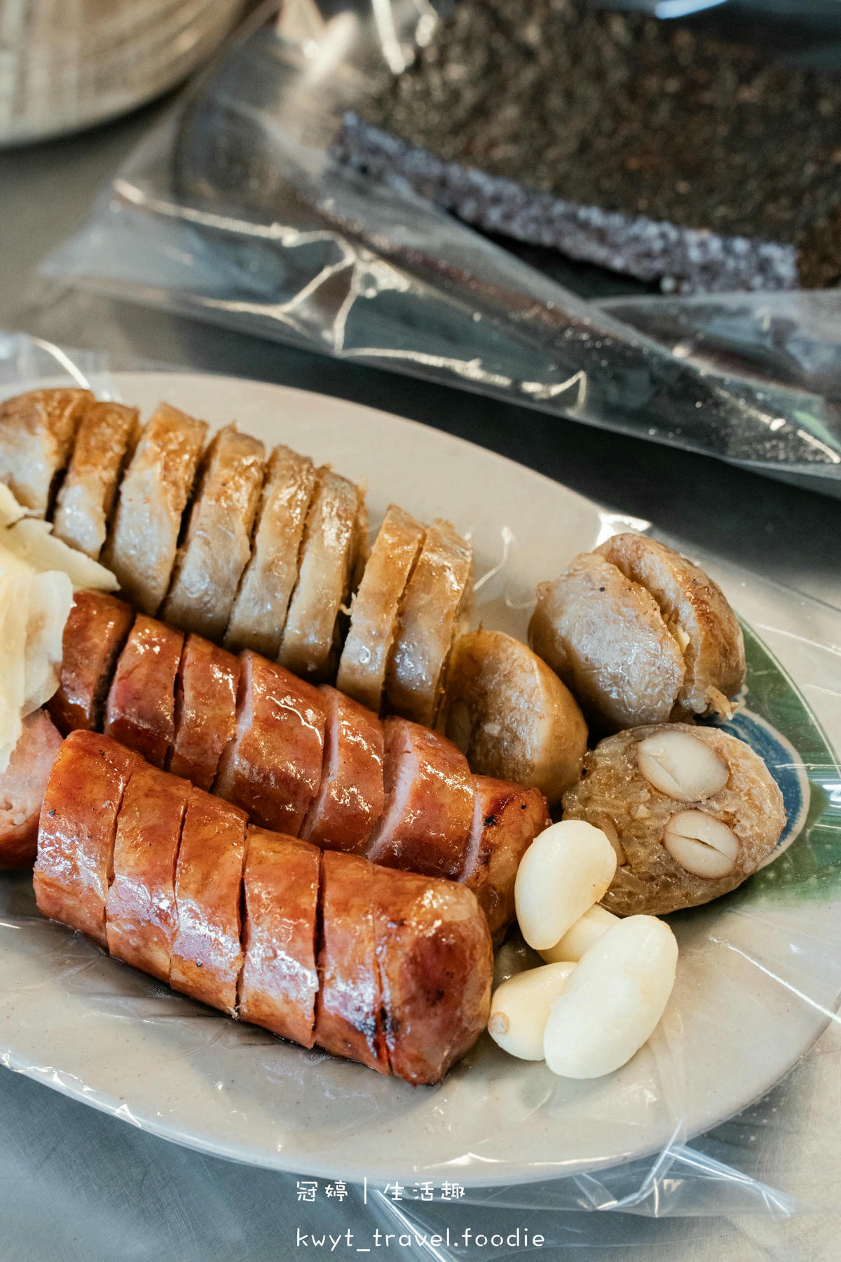 六龜小吃美食_章記黑豬肉香腸，炸物10元起，二十年老字號純手