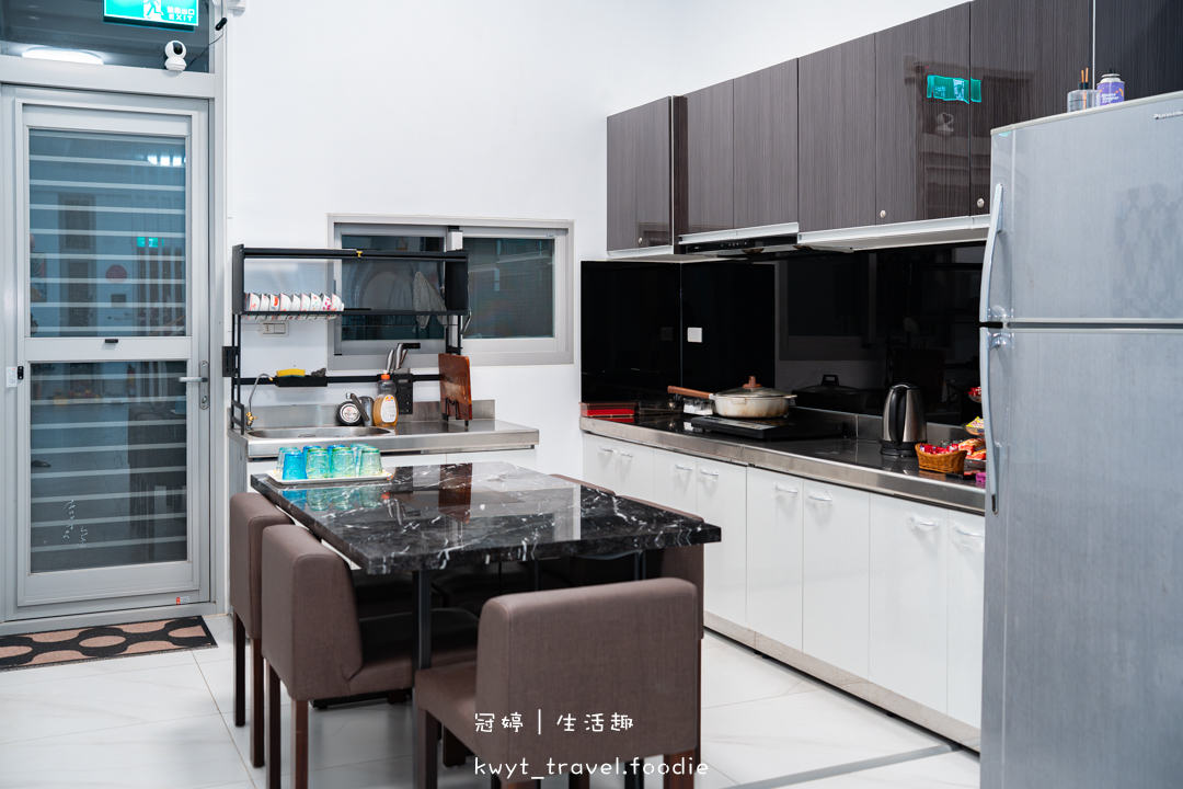 [嘉義民雄包棟民宿]晉美民宿一館，住進嘉義純白豪宅！KTV歡唱、電動麻將、戶外烤肉，嘉義親子寵物友善住宿推薦，最新包棟民宿住宿費用