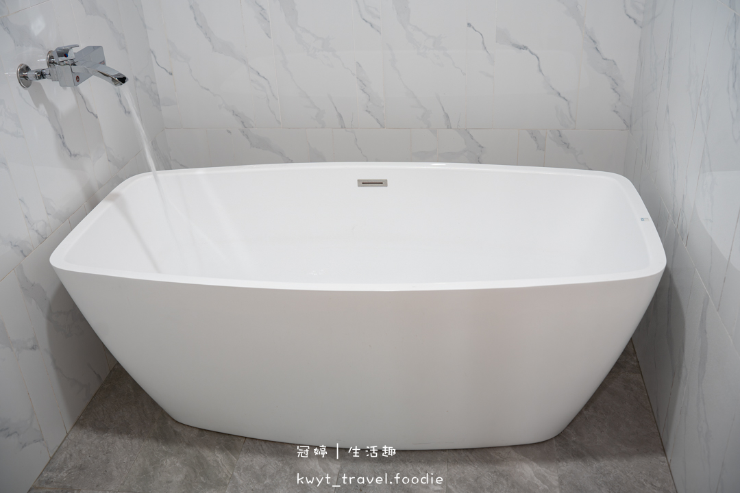 [嘉義民雄包棟民宿]晉美民宿一館，住進嘉義純白豪宅！KTV歡唱、電動麻將、戶外烤肉，嘉義親子寵物友善住宿推薦，最新包棟民宿住宿費用