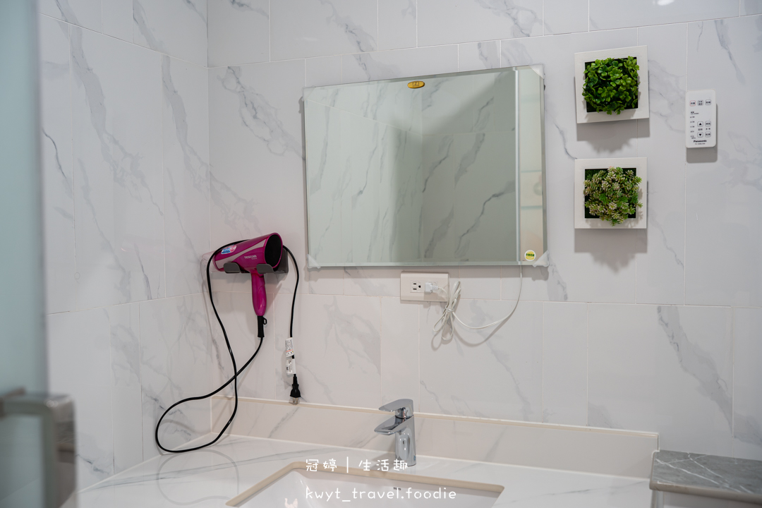 [嘉義民雄包棟民宿]晉美民宿一館，住進嘉義純白豪宅！KTV歡唱、電動麻將、戶外烤肉，嘉義親子寵物友善住宿推薦，最新包棟民宿住宿費用