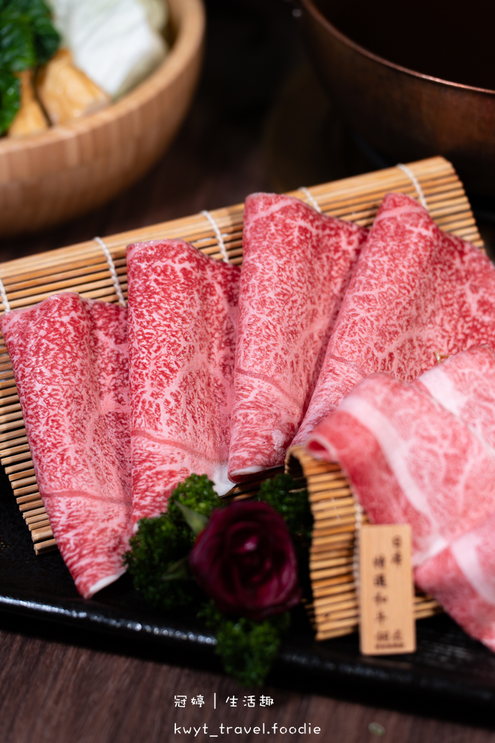[高雄左營火鍋餐廳]銅花精緻涮涮鍋，火鍋界的LV！整隻龍蝦與A5和牛的奢華約會，專人桌邊服務，左營約會餐廳推薦，附最新菜單