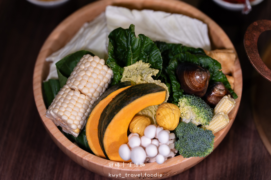 [高雄左營火鍋餐廳]銅花精緻涮涮鍋，火鍋界的LV！整隻龍蝦與A5和牛的奢華約會，專人桌邊服務，左營約會餐廳推薦，附最新菜單