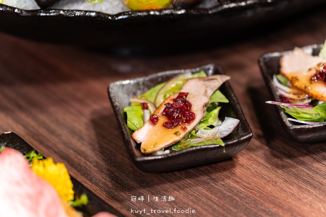 [高雄左營火鍋餐廳]銅花精緻涮涮鍋，火鍋界的LV！整隻龍蝦與A5和牛的奢華約會，專人桌邊服務，左營約會餐廳推薦，附最新菜單