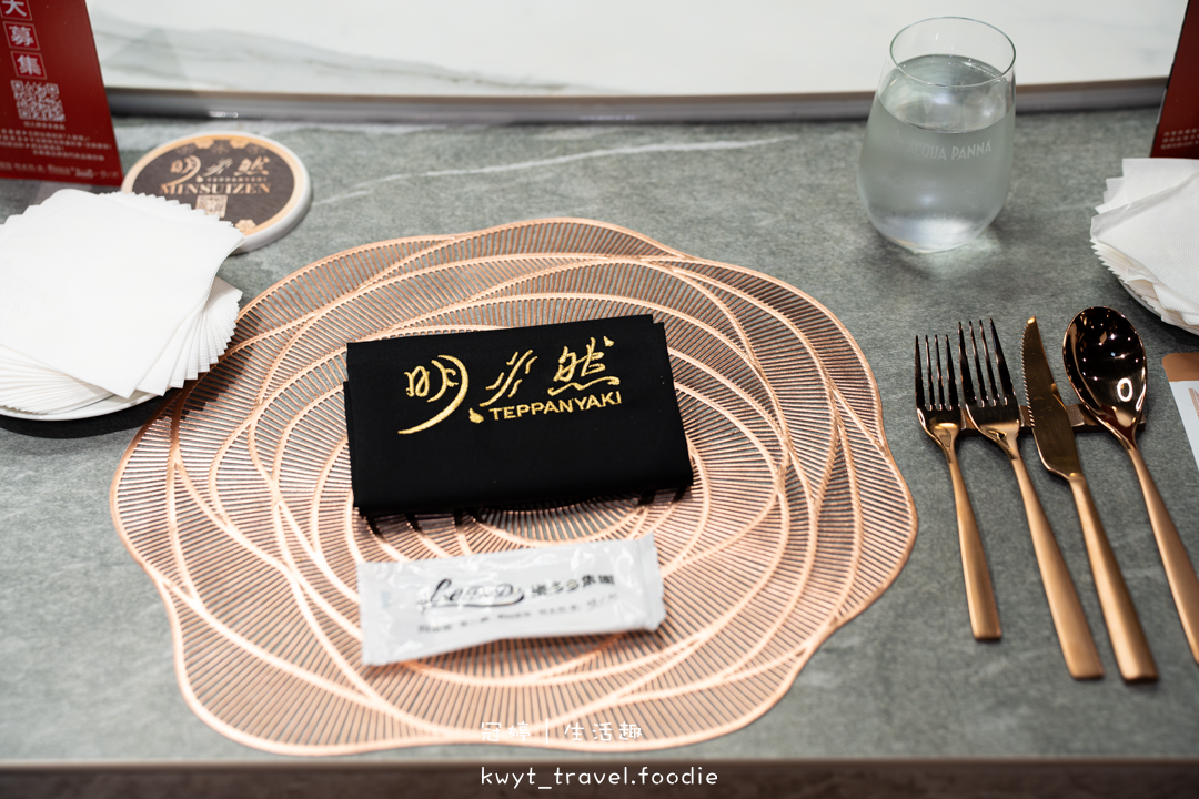 [高雄無菜單鐵板燒]明水然高雄大立店，有溫度的板前服務2000元有找，享受15道頂級海陸饗宴，龍蝦干貝鮑魚！高雄約會餐廳，附無菜單鐵板燒價位