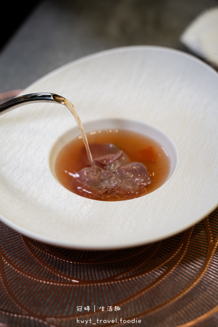 [高雄無菜單鐵板燒]明水然高雄大立店，有溫度的板前服務2000元有找，享受15道頂級海陸饗宴，龍蝦干貝鮑魚！高雄約會餐廳，附無菜單鐵板燒價位