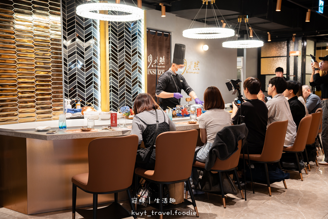 [高雄無菜單鐵板燒]明水然高雄大立店，有溫度的板前服務2000元有找，享受15道頂級海陸饗宴，龍蝦干貝鮑魚！高雄約會餐廳，附無菜單鐵板燒價位