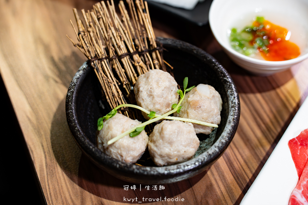 [雲林斗南火鍋吃到飽]鍋道一號斗南旗艦店，CP值爆表！海鮮饗宴不到500元，加送黑蜜豬，斗南美食餐廳推薦，附最新菜單