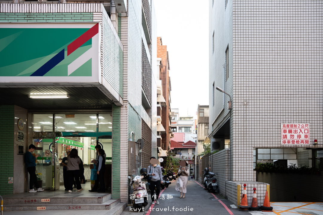 [新竹貓咪咖啡廳]招財咖啡，巷弄裡的療癒秘境！一樓有兩隻水豚君坐鎮、二樓是貓咪基地，新竹下午茶推薦，最新菜單