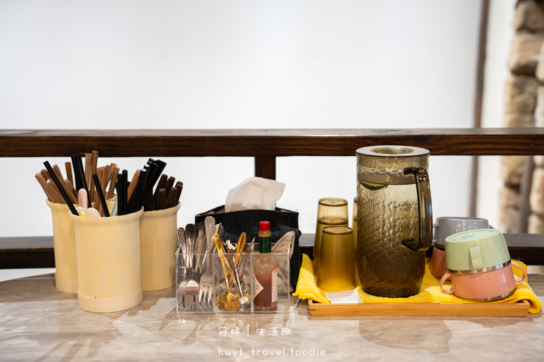 [新竹貓咪咖啡廳]招財咖啡，巷弄裡的療癒秘境！一樓有兩隻水豚君坐鎮、二樓是貓咪基地，新竹下午茶推薦，最新菜單