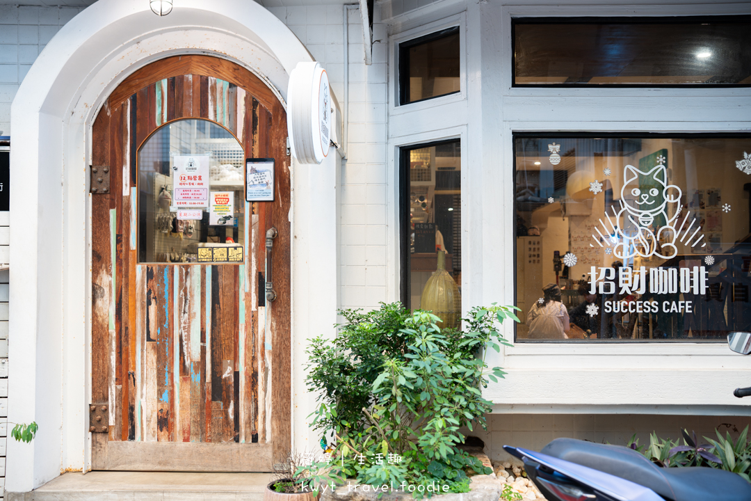 [新竹貓咪咖啡廳]招財咖啡，巷弄裡的療癒秘境！一樓有兩隻水豚君坐鎮、二樓是貓咪基地，新竹下午茶推薦，最新菜單