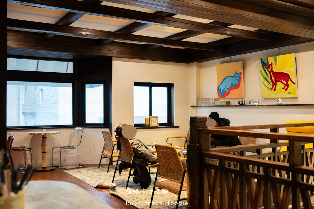 [新竹貓咪咖啡廳]招財咖啡，巷弄裡的療癒秘境！一樓有兩隻水豚君坐鎮、二樓是貓咪基地，新竹下午茶推薦，最新菜單