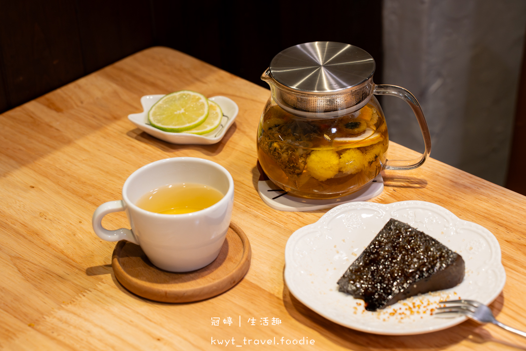 [新竹貓咪咖啡廳]招財咖啡，巷弄裡的療癒秘境！一樓有兩隻水豚君坐鎮、二樓是貓咪基地，新竹下午茶推薦，最新菜單