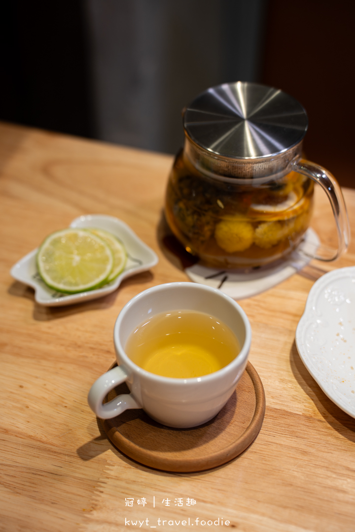 [新竹貓咪咖啡廳]招財咖啡，巷弄裡的療癒秘境！一樓有兩隻水豚君坐鎮、二樓是貓咪基地，新竹下午茶推薦，最新菜單