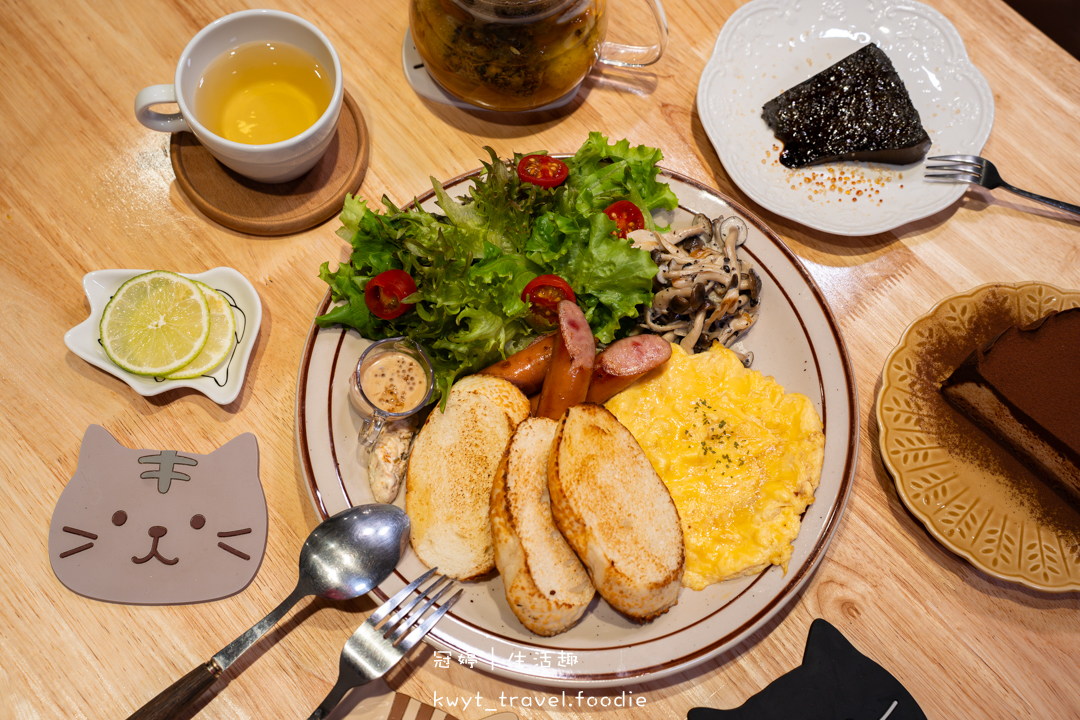 [新竹貓咪咖啡廳]招財咖啡，巷弄裡的療癒秘境！一樓有兩隻水豚君坐鎮、二樓是貓咪基地，新竹下午茶推薦，最新菜單