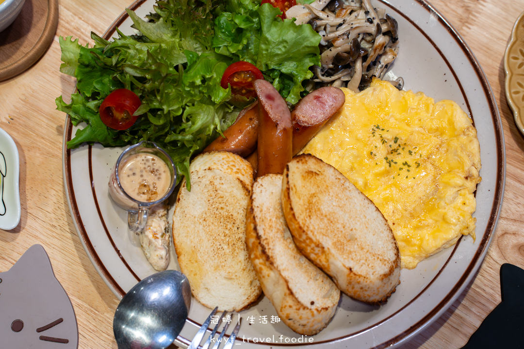 [新竹貓咪咖啡廳]招財咖啡，巷弄裡的療癒秘境！一樓有兩隻水豚君坐鎮、二樓是貓咪基地，新竹下午茶推薦，最新菜單