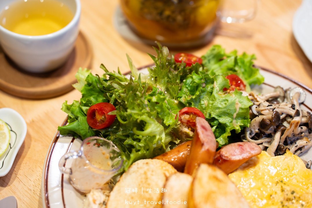 [新竹貓咪咖啡廳]招財咖啡，巷弄裡的療癒秘境！一樓有兩隻水豚君坐鎮、二樓是貓咪基地，新竹下午茶推薦，最新菜單