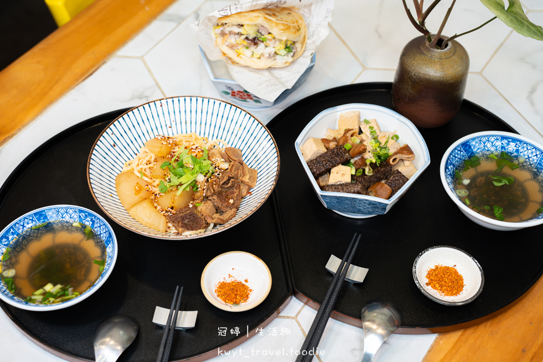 [台中北屯美食]兩個椅子，太原路隱藏版！熟客推薦必點千層酥脆爆料肉夾饃、濃郁入味廣式牛雜泡麵，太原路午餐晚餐新選擇，最新菜單
