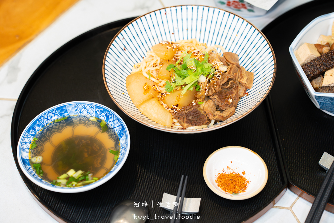 [台中北屯美食]兩個椅子，太原路隱藏版！熟客推薦必點千層酥脆爆料肉夾饃、濃郁入味廣式牛雜泡麵，太原路午餐晚餐新選擇，最新菜單