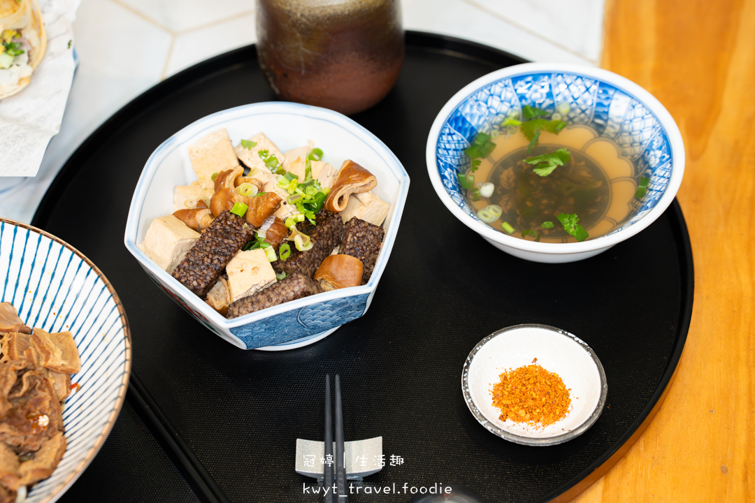 [台中北屯美食]兩個椅子，太原路隱藏版！熟客推薦必點千層酥脆爆料肉夾饃、濃郁入味廣式牛雜泡麵，太原路午餐晚餐新選擇，最新菜單