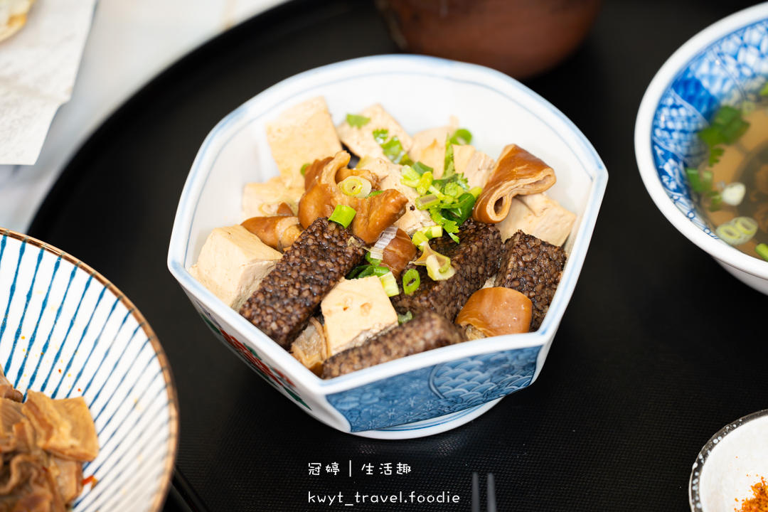 [台中北屯美食]兩個椅子，太原路隱藏版！熟客推薦必點千層酥脆爆料肉夾饃、濃郁入味廣式牛雜泡麵，太原路午餐晚餐新選擇，最新菜單