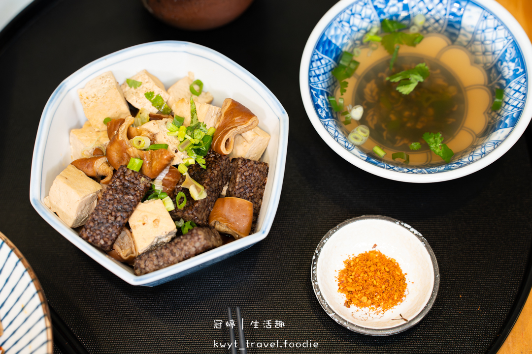 [台中北屯美食]兩個椅子，太原路隱藏版！熟客推薦必點千層酥脆爆料肉夾饃、濃郁入味廣式牛雜泡麵，太原路午餐晚餐新選擇，最新菜單