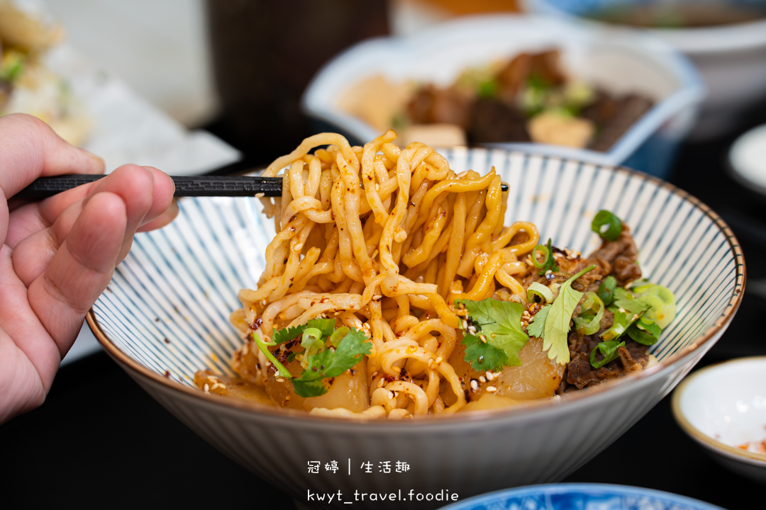 [台中北屯美食]兩個椅子，太原路隱藏版！熟客推薦必點千層酥脆爆料肉夾饃、濃郁入味廣式牛雜泡麵，太原路午餐晚餐新選擇，最新菜單