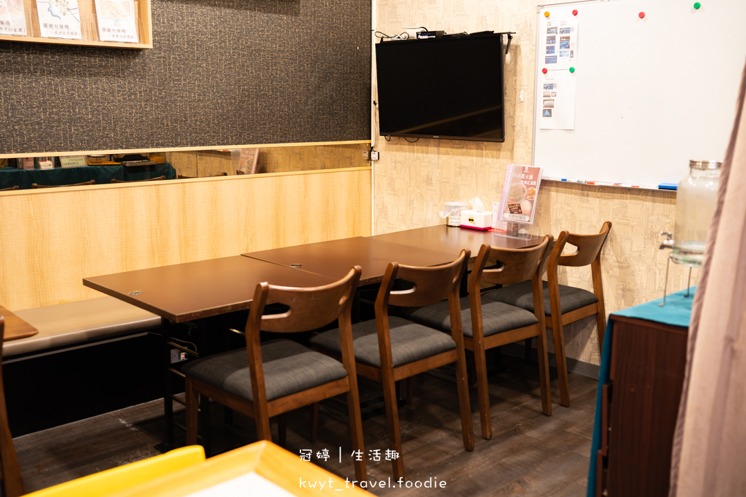 [台中北屯美食]兩個椅子，太原路隱藏版！熟客推薦必點千層酥脆爆料肉夾饃、濃郁入味廣式牛雜泡麵，太原路午餐晚餐新選擇，最新菜單
