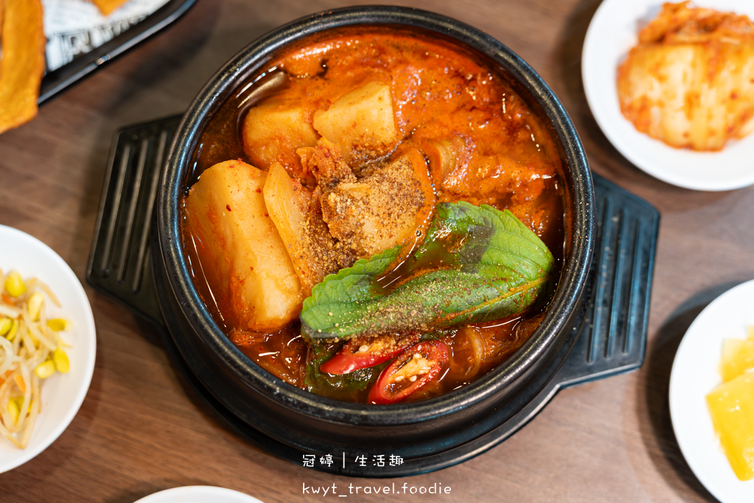 [安平平通路美食]庫霸豬肉湯飯，隱身平通路的道地馬鈴薯龍骨湯，道地韓式小菜無限量供應，安平午餐晚餐推薦，最新菜單