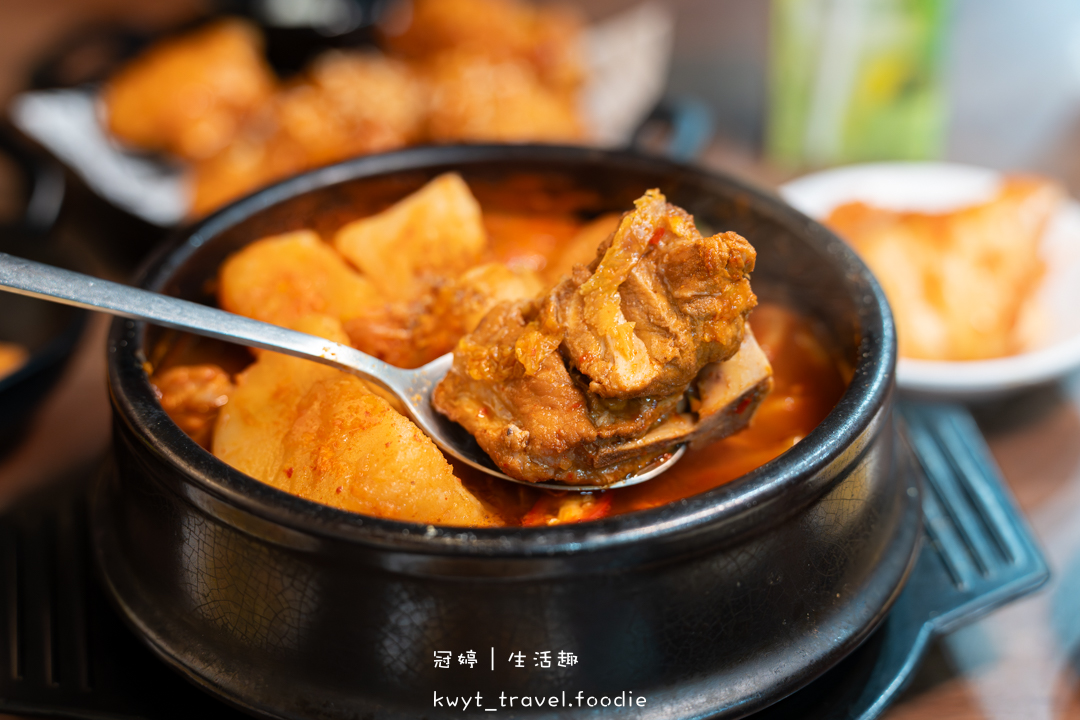 [安平平通路美食]庫霸豬肉湯飯，隱身平通路的道地馬鈴薯龍骨湯，道地韓式小菜無限量供應，安平午餐晚餐推薦，最新菜單