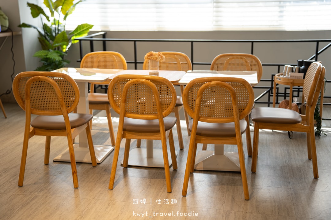 [台中北屯區早午餐]韓小鍋cafe，韓系質感早午餐，蕉咖噴泉！口袋夾包、醬牛肋早午餐盤，北屯不限時插座咖啡廳推薦，附最新菜單