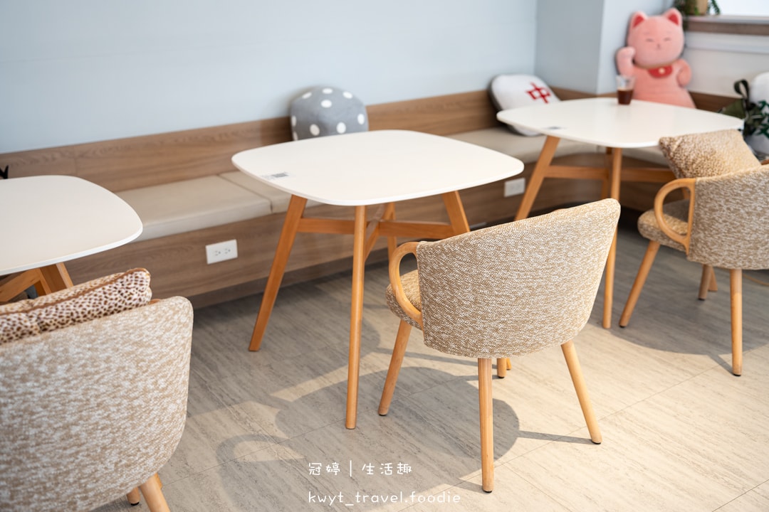 [台中北屯區早午餐]韓小鍋cafe，韓系質感早午餐，蕉咖噴泉！口袋夾包、醬牛肋早午餐盤，北屯不限時插座咖啡廳推薦，附最新菜單