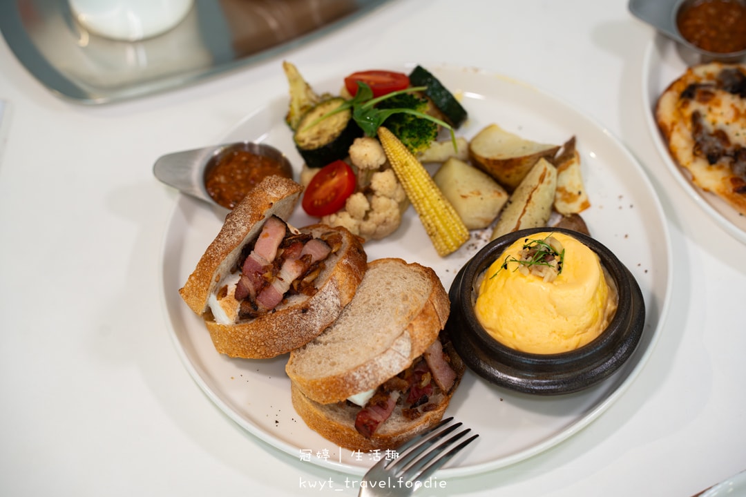 [台中北屯區早午餐]韓小鍋cafe，韓系質感早午餐，蕉咖噴泉！口袋夾包、醬牛肋早午餐盤，北屯不限時插座咖啡廳推薦，附最新菜單