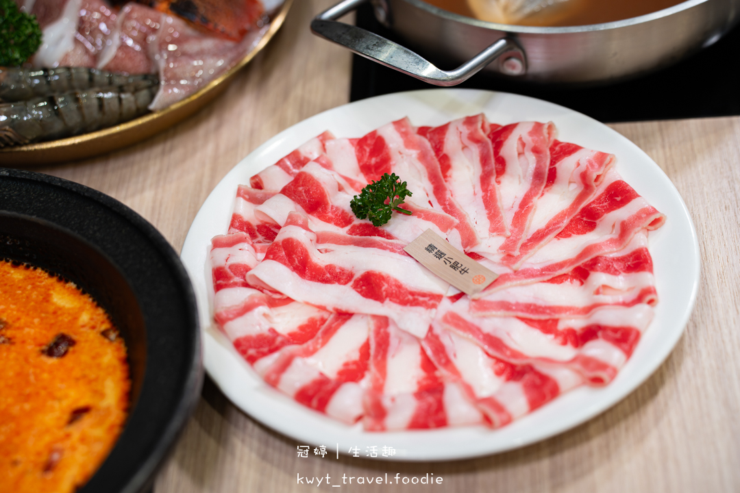 [台南親子友善餐廳]敝姓鍋台南海安店，龍蝦海陸套餐、過年限定內用年菜超澎湃，台南過年聚餐推薦，附最新菜單