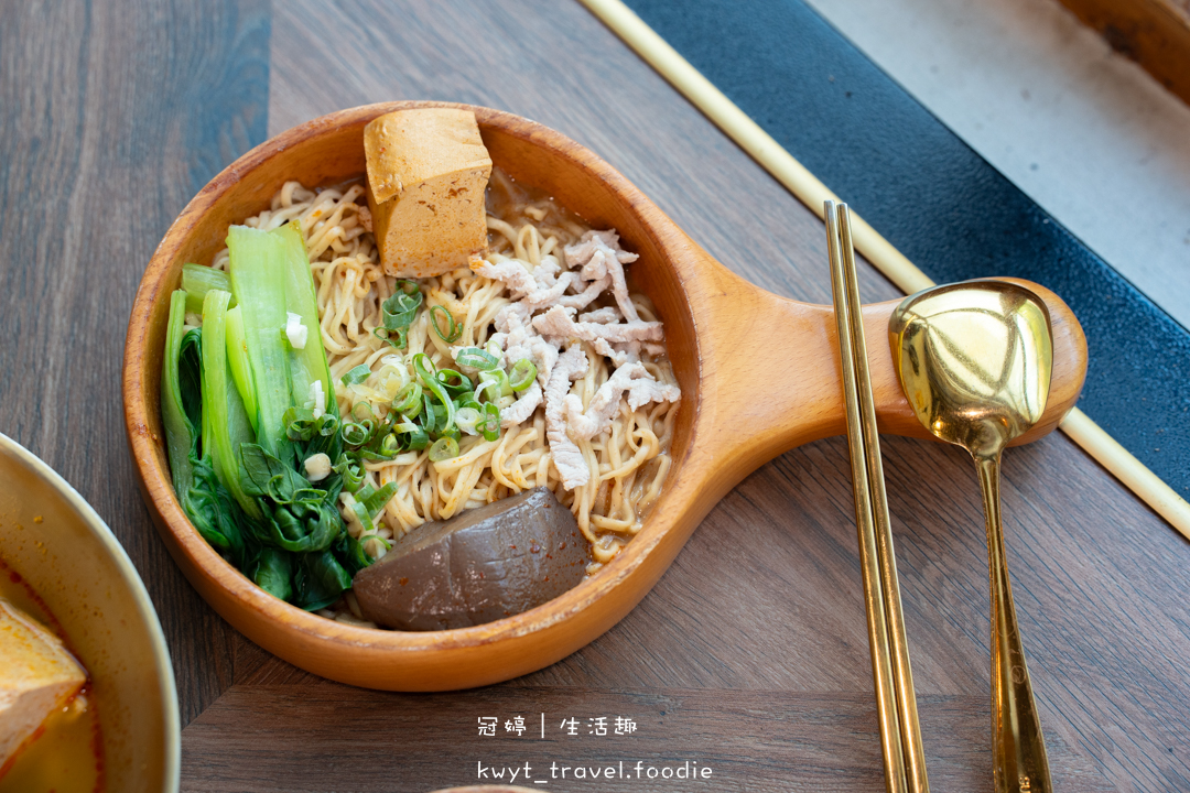 [新營小吃美食]葉明致麵舖，新上市的金湯肥牛麵，酸辣夠味吃了會上癮！復古風格空間超好拍，新營打卡美食推薦，附最新菜單