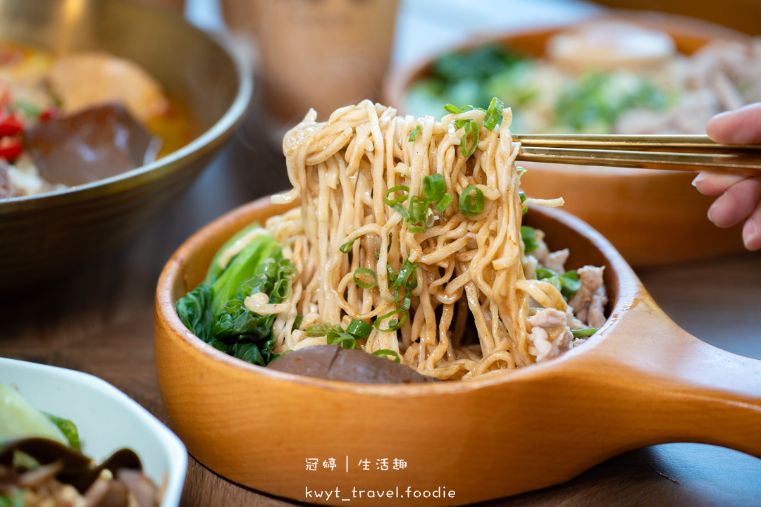 [新營小吃美食]葉明致麵舖，新上市的金湯肥牛麵，酸辣夠味吃了會上癮！復古風格空間超好拍，新營打卡美食推薦，附最新菜單