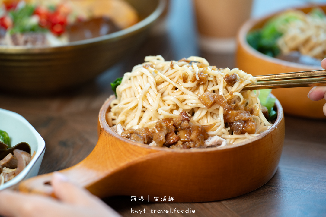 [新營小吃美食]葉明致麵舖，新上市的金湯肥牛麵，酸辣夠味吃了會上癮！復古風格空間超好拍，新營打卡美食推薦，附最新菜單
