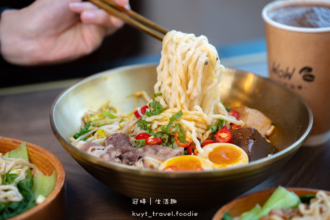 [新營小吃美食]葉明致麵舖，新上市的金湯肥牛麵，酸辣夠味吃了會上癮！復古風格空間超好拍，新營打卡美食推薦，附最新菜單