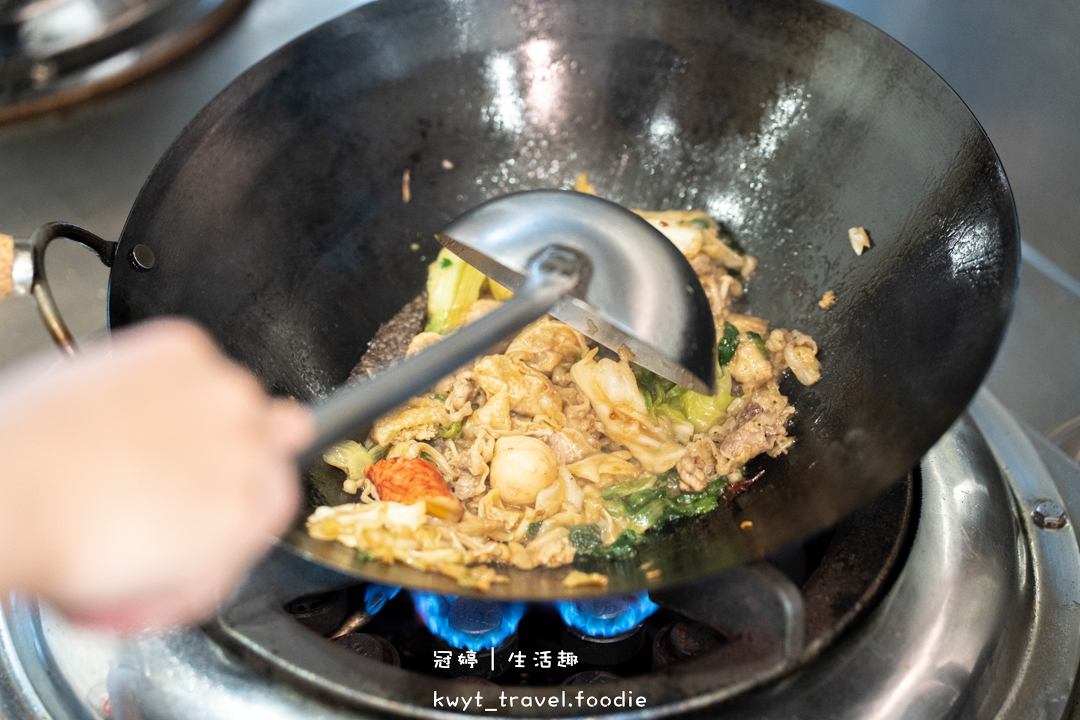 [台中北區火鍋]粗吼鍋，一秒回到阿公阿嬤家！爆炒石頭火鍋，配油麵、古早味自助吧，台中平價火鍋，附最新菜單