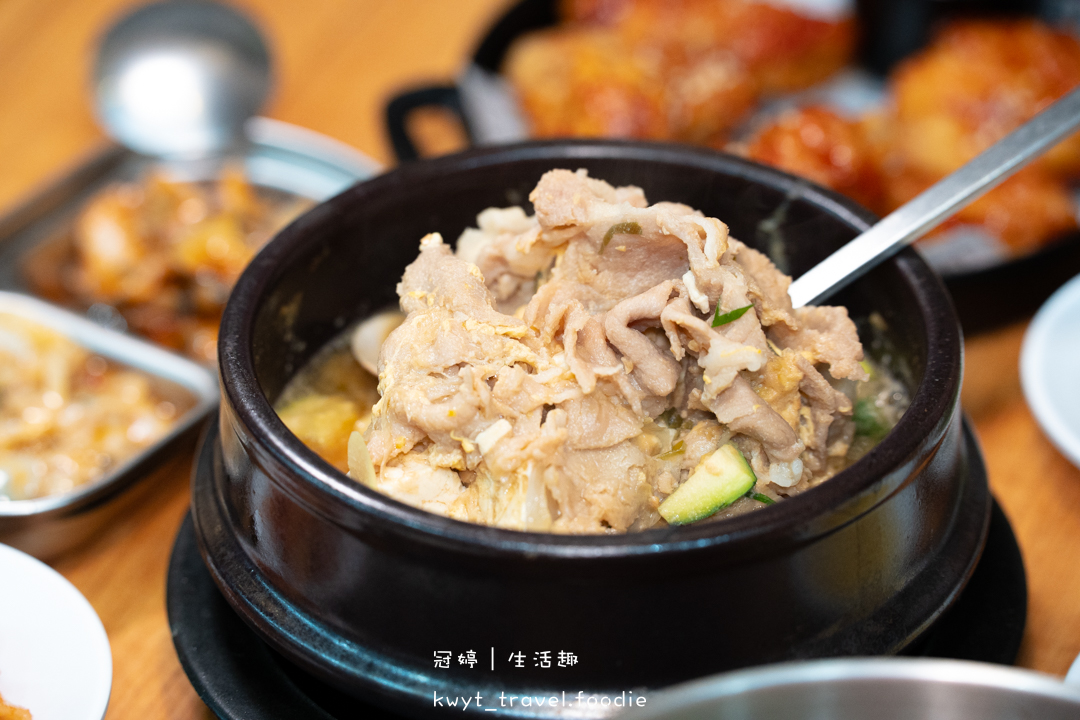 [安平午餐晚餐]庫霸豬肉湯飯，新推出的海鮮小菜好驚艷！必點豬肉嫩豆腐鍋，安平韓式湯飯推薦，附最新菜單