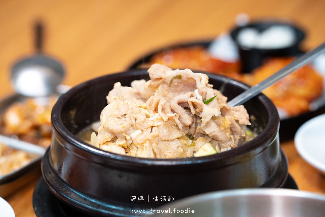 [安平午餐晚餐]庫霸豬肉湯飯，新推出的海鮮小菜好驚艷！必點豬肉嫩豆腐鍋，安平韓式湯飯推薦，附最新菜單